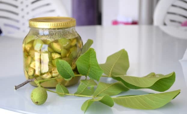 SIRUP OD ZELENOG ORAHA I MEDA POBOLJŠAVA RAD ŠTITNE ŽLEZDE, PROČIŠĆAVA JETRU