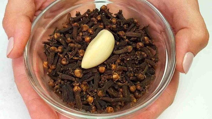 Jedan od najčešćih problema kod mnogih ljudi su proširene vene. U ovom članku želimo vam pomoći da pronađete prirodnu metodu kojom možete ukloniti ovaj problem na nogama. Šta su proširene vene? Proširene vene su jedan od najpoznatijih problema sa venama na nogama. Ovaj poremećaj nastaje zbog nepravilnog funkcionisanja malih venskih zalistaka. Površne vene se šire više nego što bi trebale, što dovodi do njihovog uvećanja i vidljivih deformacija. Kada se poveća volumen krvi u venama, rizik od stvaranja proširenih vena postaje veći. Te vene obično su ljubičaste ili tamnoplave boje. Zbog slabosti venskih zalistaka, krv se nakuplja i uzrokuje oticanje vena. Iako bol često nije jak, estetski problem i osjećaj težine u nogama mnogima predstavljaju smetnju. Uzroci i prevencija Mnoge žene pate od ovog problema još od mladosti. Pored estetskog aspekta, proširene vene mogu uzrokovati umor, slabost i lošu cirkulaciju u donjim ekstremitetima. Da biste spriječili njihov nastanak, stručnjaci preporučuju redovno hodanje i lagane fizičke vježbe. Dobra prevencija može znatno usporiti razvoj proširenih vena. Prirodna metoda za borbu protiv proširenih vena Ako primijetite prisustvo proširenih vena, važno je reagovati odmah. Ako želite izbjeći lijekove i hemikalije, postoji prirodni lijek koji možete lako pripremiti kod kuće. Ovaj recept koristi moćne prirodne sastojke koji pomažu u jačanju vena i poboljšanju cirkulacije. Sastojci: 2 velike kašike karanfilića (sitno isjeckanih) 5 čehni bijelog luka (nasjeckanih) 200 ml maslinovog ulja Priprema: 1️⃣ Stavite sjeckane karanfiliće u staklenu teglu. 2️⃣ Dodajte nasjeckani bijeli luk. 3️⃣ Ulijte maslinovo ulje i dobro promiješajte. 4️⃣ Stavite teglu u šerpu sa vodom (tako da voda dosegne nivo ulja). 5️⃣ Kuhajte na pari 15–20 minuta. 6️⃣ Kada se ohladi, procijedite smjesu da uklonite ostatke karanfilića i bijelog luka. Kako koristiti: Ovaj prirodni preparat možete svakodnevno nanositi na noge – posebno na dijelove gdje su vene najvidljivije. Najbolje vrijeme za primjenu je prije spavanja, jer se tada mišići opuštaju i cirkulacija poboljšava. 👉 Napomena: Prije nego što započnete tretman, obavezno se posavjetujte s ljekarom da provjerite da li su ovi sastojci pogodni za vas i da ne postoji mogućnost alergijske reakcije. Zaključak Ako nemate kontraindikacija, ovaj prirodni lijek za proširene vene može donijeti sjajne rezultate. Redovnom primjenom primijetit ćete da se vene postepeno povlače, a noge postaju laganije i zdravije. 💚 Priroda zaista nudi jednostavna i efikasna rješenja – isprobajte ovaj recept i uvjerite se sami!