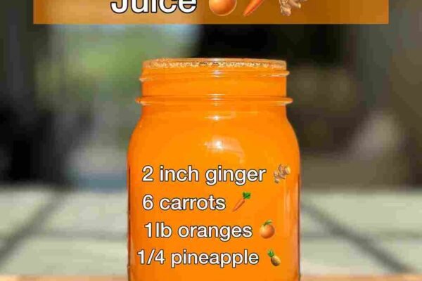 Ovaj potpuno prirodni sok od samo četiri sastojka prava je bomba svježih nutrijenata — bogat vitaminom C, beta karotenom i antioksidansima koji hrane tijelo iznutra. Redovnim konzumiranjem pomaže hidrataciji, jača imunološki sistem i daje tijelu dodatnu energiju za dan. Osim što podržava zdravlje kože i kose, ovaj napitak doprinosi prirodnom sjaju tena i svježem izgledu. Idealno je piće za jutro, posebno prije doručka, kada organizmu treba blagi, ali moćan poticaj. 🍹 Prednosti ovog soka: 1️⃣ Jača imunitet – zahvaljujući visokom udjelu vitamina C. 2️⃣ Poboljšava izgled kože i kose – beta karoten hrani stanice i daje prirodan sjaj. 3️⃣ Hidrira organizam – prirodno obnavlja tečnost i energiju. 4️⃣ Podržava probavu – blago djeluje i na rad crijeva. 🥕 Savršeno za doručak: Ovaj sok daje više od 1 litre svježe energije i može se čuvati do 72 sata u frižideru ili do 30 dana zamrznut – bez gubitka hranjivih sastojaka i okusa. 💛 Zaključak: Ako tražiš jednostavan način da započneš dan s prirodnim izvorom energije i zdravlja, ovaj sok od voća i povrća je pravi izbor. Napravi čašu jutarnjeg sjaja i osjeti razliku već nakon prvog gutljaja. 🍊✨